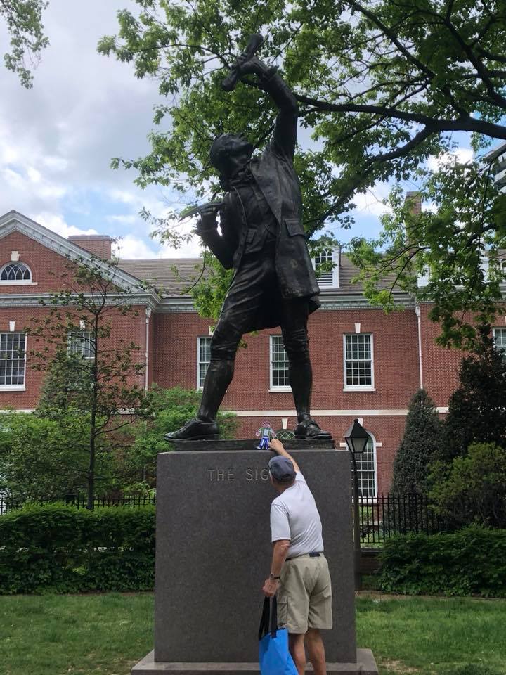 Flat_Stanley_at_the_Signer_0